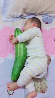 妈妈吃瓜宝宝抢,温馨亲子互动瞬间